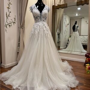 V-Line and Shoulder Length Lace Wedding Dress